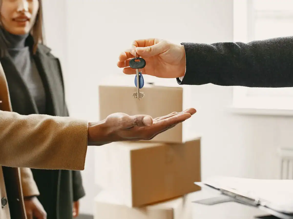 Remise des clés d'un logement, au-dessus de cartons de déménagement